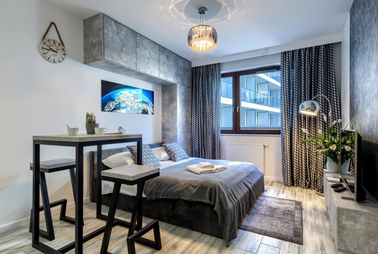 Wola Luxury Stay Varsovie Extérieur photo
